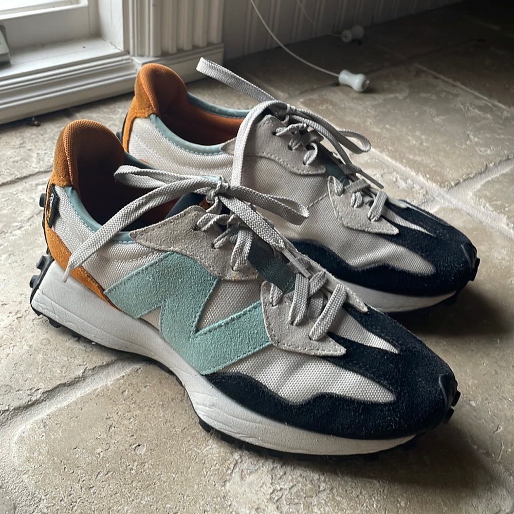 New Balance 327 sneakers Men’s 6.5 Women’s 8